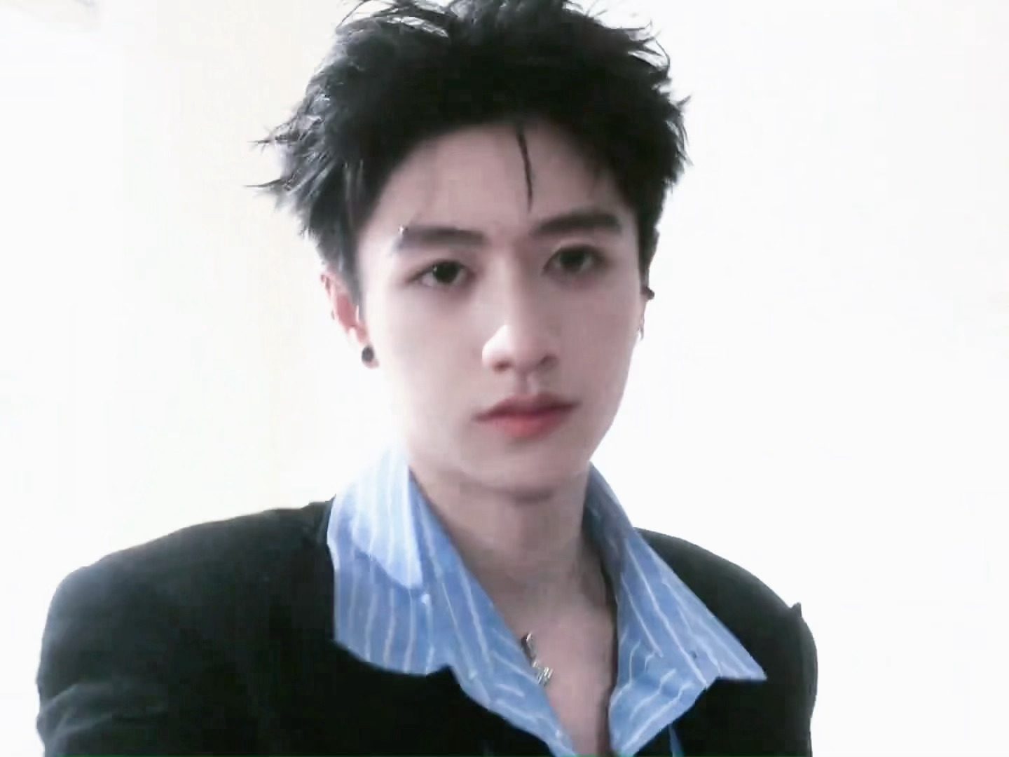 对视 >_<  朱志鑫100cover播放量破百万
