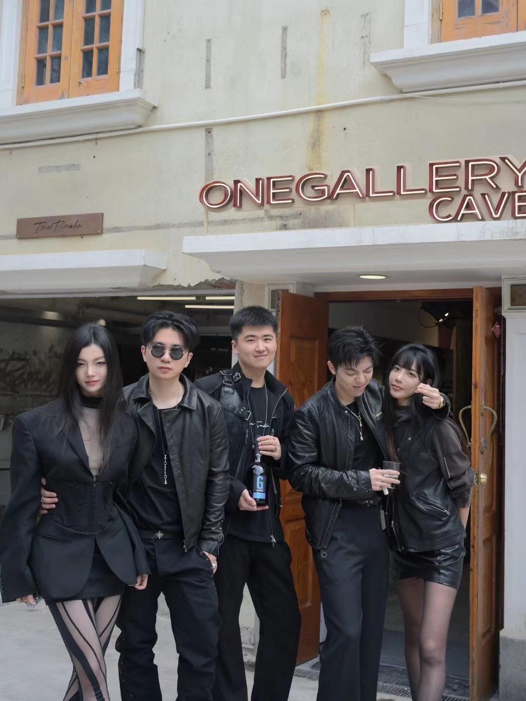 干了半周感觉干了半年。成功打造大陆地区最多最多的店铺，顶男顶女天堂问题不大，这cave太炸了