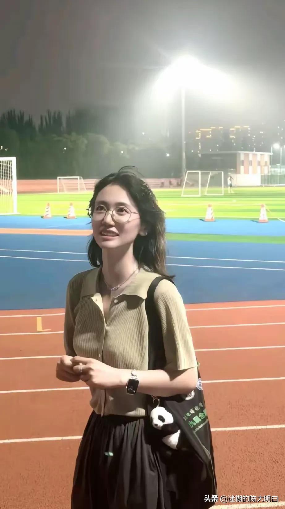 凭你的直觉，她是什么学历？