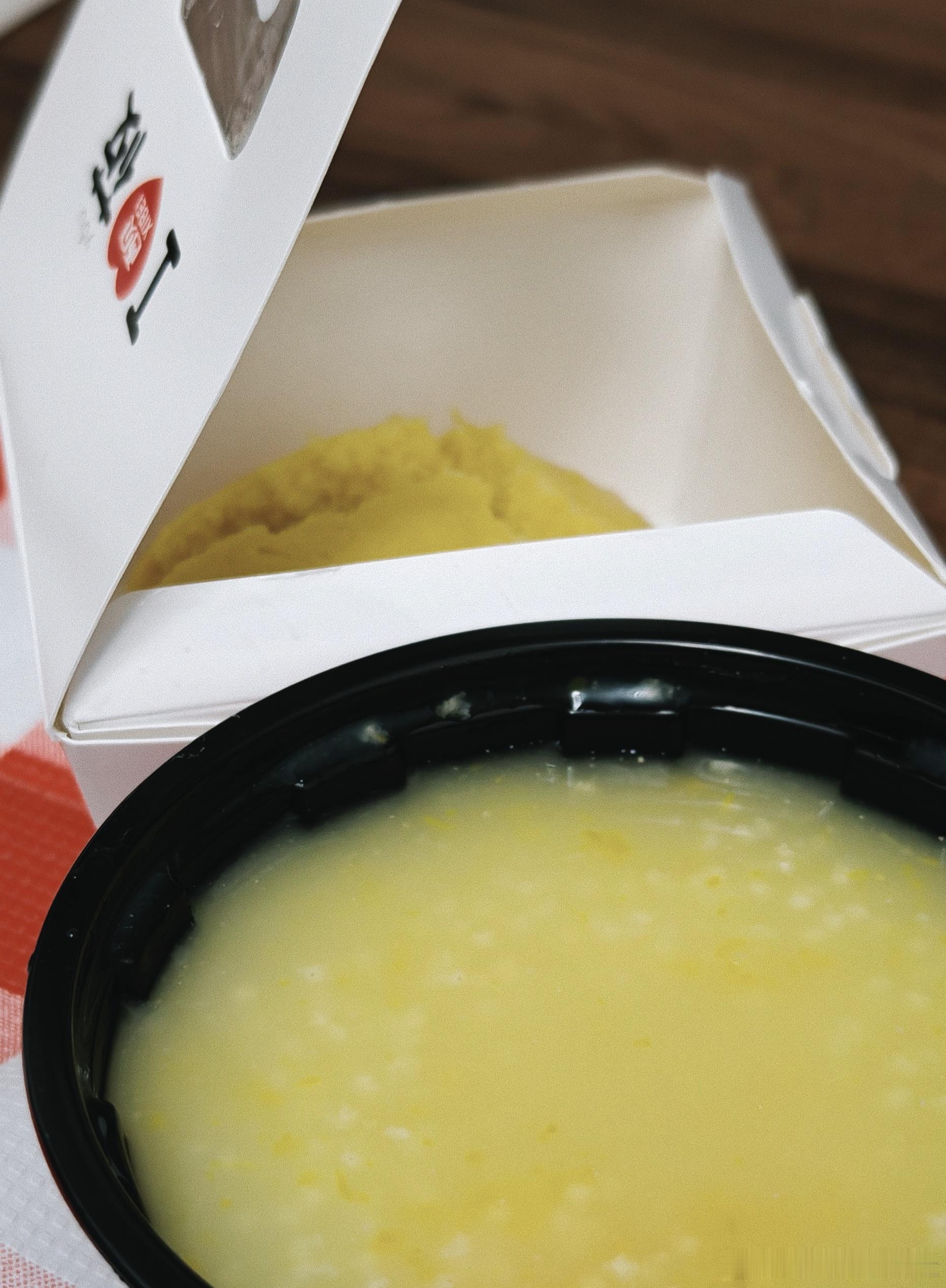 喉咙痛+发烧，那就吃点软烂的东西，点了西贝的燕麦小米粥和黄馍馍～黄馍馍内馅里是红