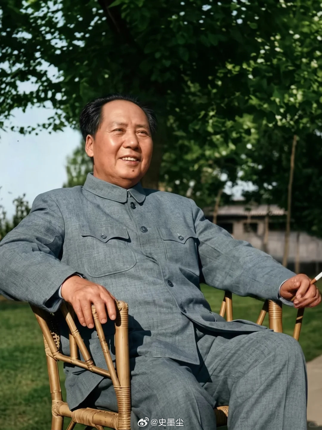 毛泽东同志 抬头仰望，那是他眼里的万里山河阳光洒在竹椅上，他靠着椅背，神情从容而