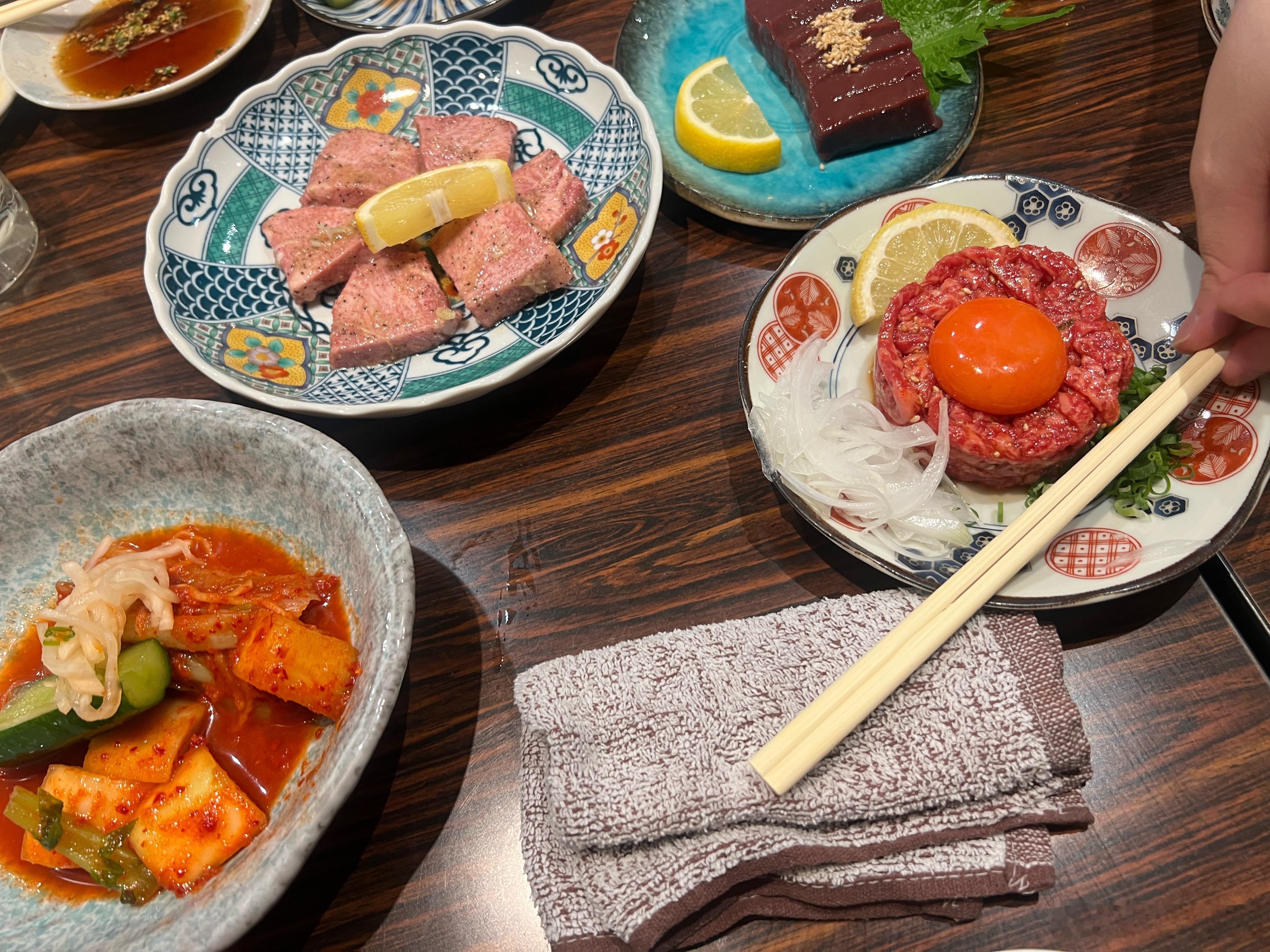今天吃了肉肉！一滴酒没有沾，一是因为明天要上班，另一个是想要吃了肉然后健身练肌肉