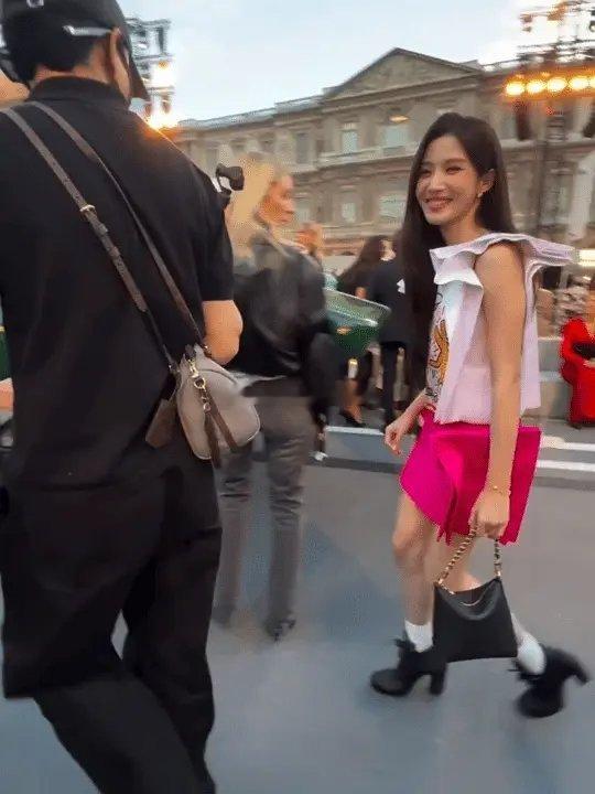 这仪态走姿能当上女明星也是很难评。[允悲][允悲][允悲] ​​​