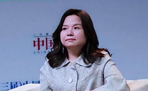 “我想给美国捐钱，任何人都管不了”，这句话出自浙江女首富之口，在她跪舔美国并捐款