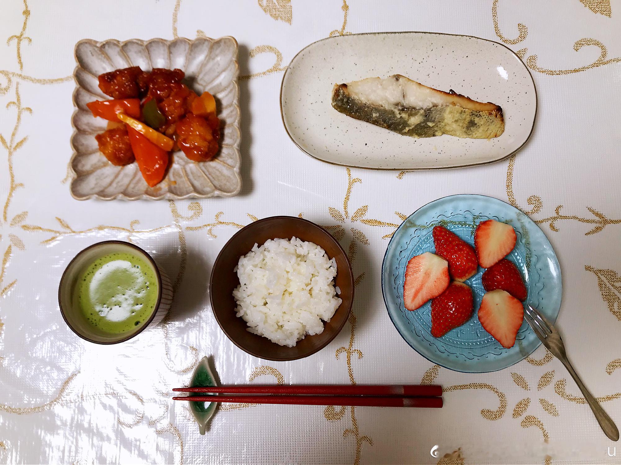 【搬运】2019年01月25日我家餐桌 下班连衣服都懒得换了直接穿着制服套上外套