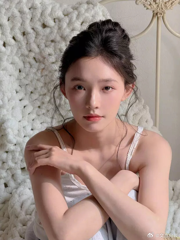 林允穿吊带又纯又欲，扎丸子头活力又俏皮。 ​​​