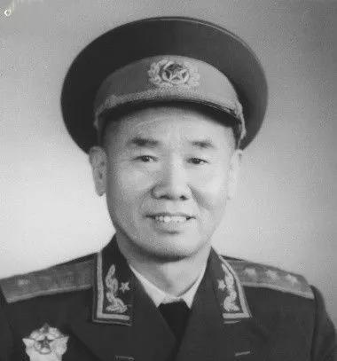 1947年，悍将陈再道率军路过家门，19年未归，舅母却吓得贴墙站，开口第一句：长