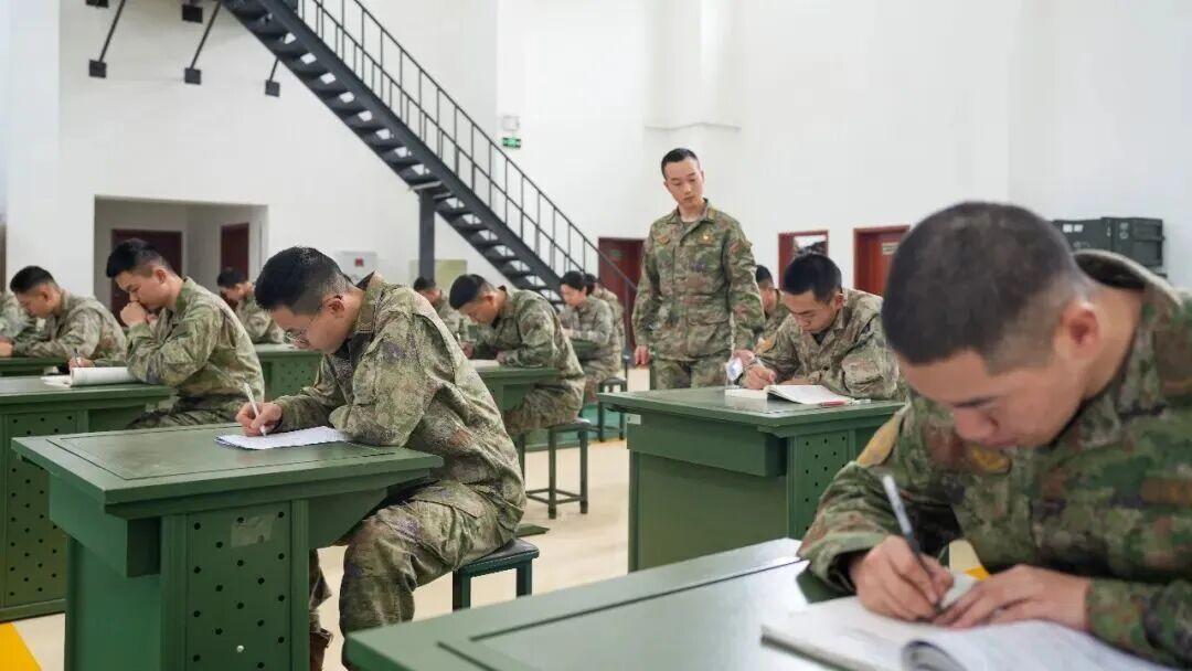 大学生毕业若目标是长期部队发展、经济收益或体制内就业，毕业当兵是较好选择；若计划