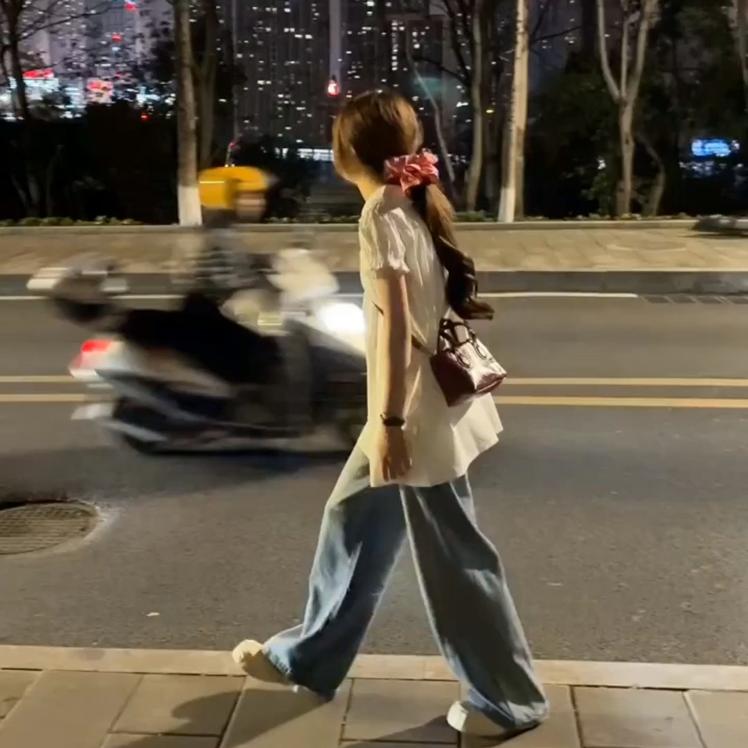 救命！白上衣+牛仔裤真的是永不过时的王炸组合！👕今天去公园散步，风吹起衣角的感