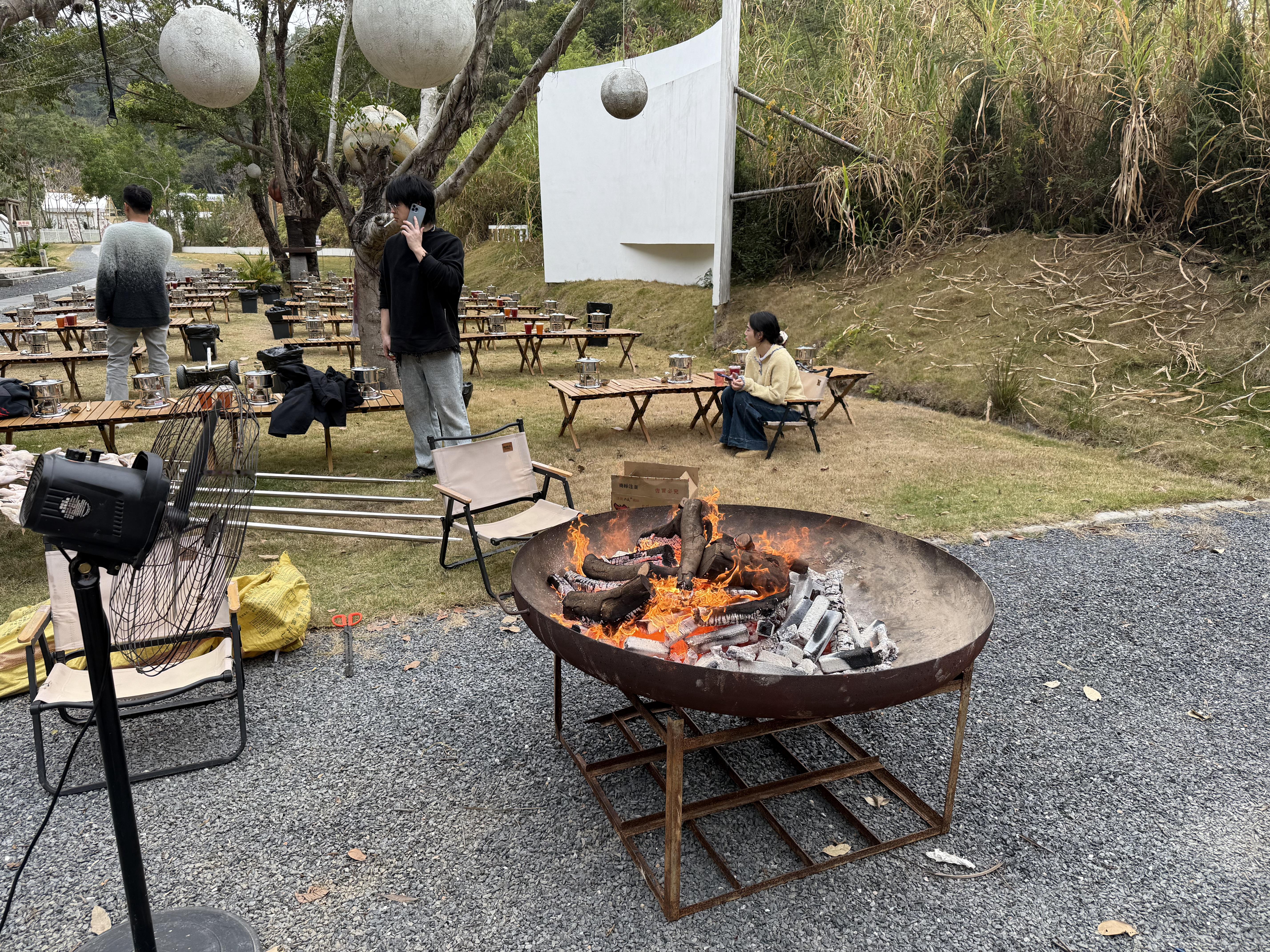 趣评测年会主吃火锅，搭配吃现烤天台烧鸡。[加油]  