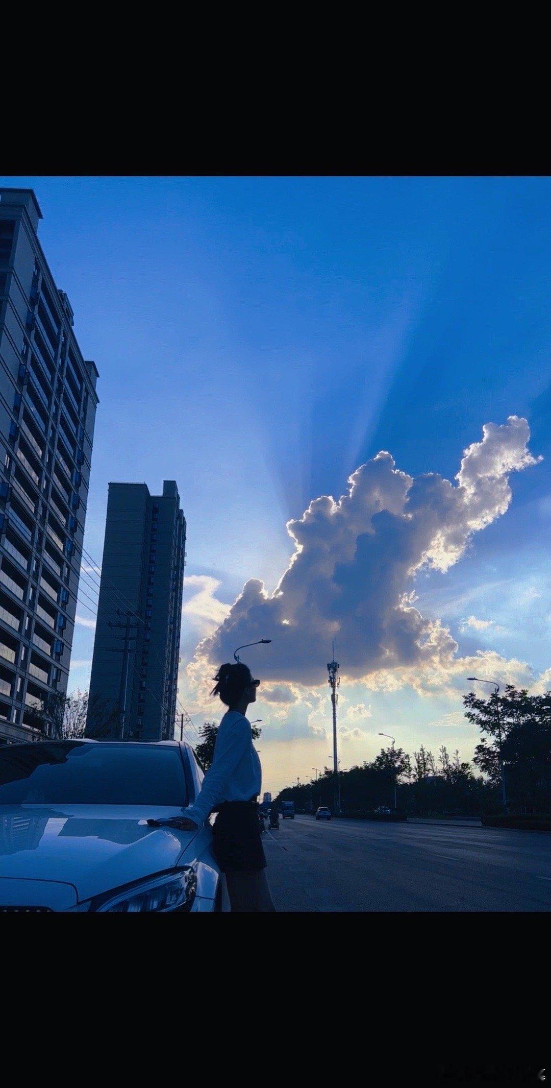 天空好看吗，没有我好看[哈哈] ​​​