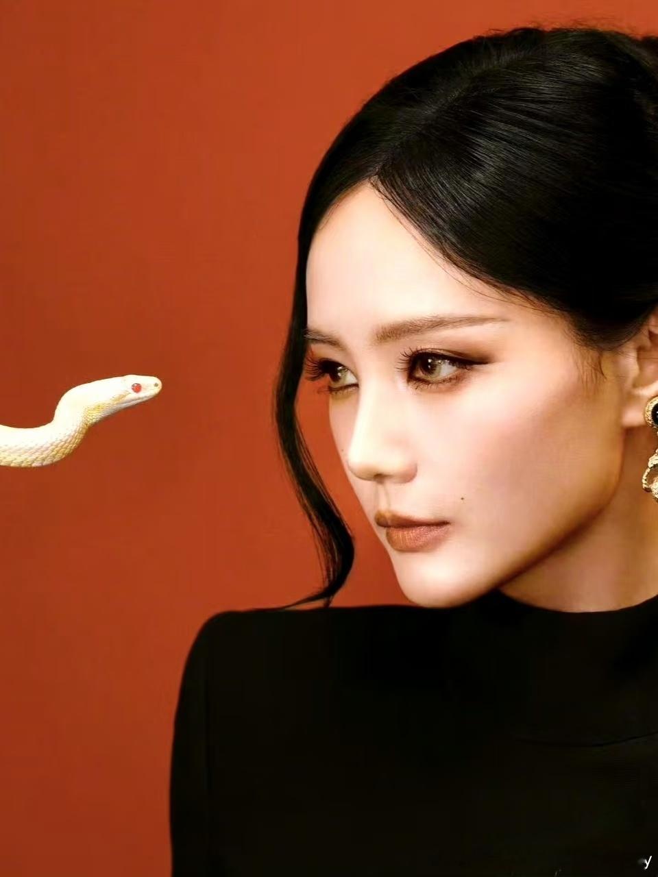 芭莎之夜出图蛇蝎美人李一桐！居然用的是真蛇拍摄！！！李一桐