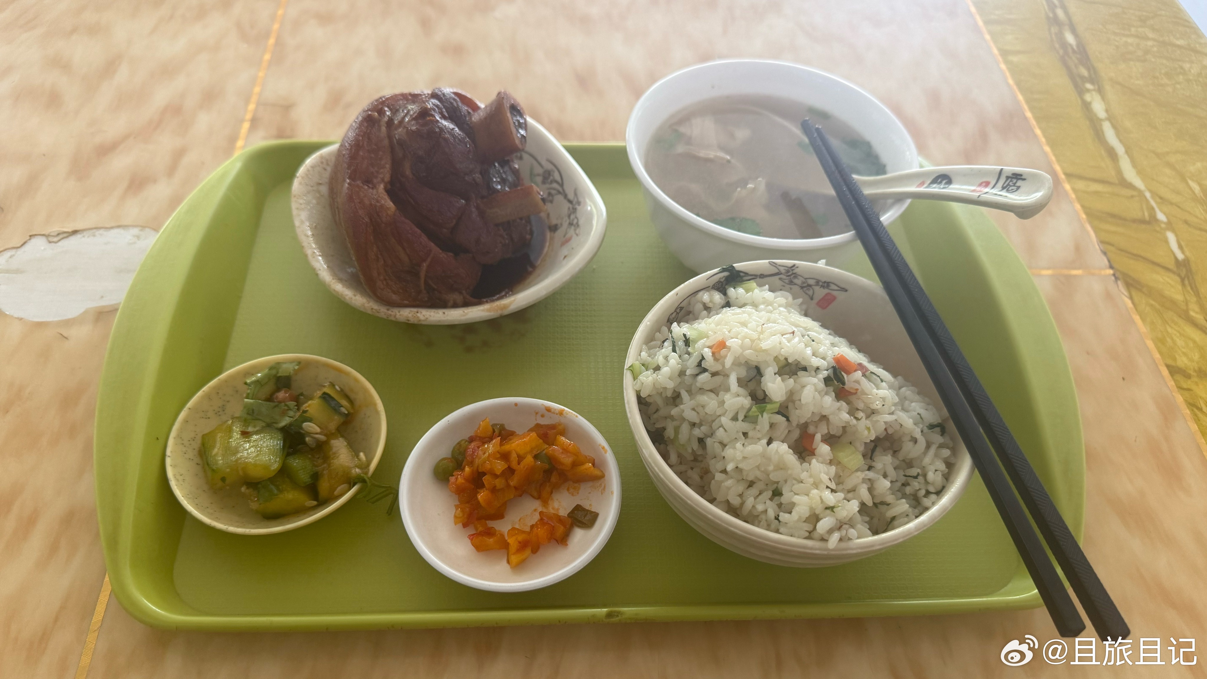 去安亭汽车站旁边的一家菜饭骨头汤餐馆吃了一顿蹄膀套餐，22元。 上海·安亭汽车站