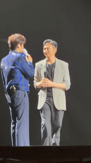 张远张智霖合唱嘉宾张远张智霖演上情敌了哇塞，张远广州演唱会请来张智霖当嘉宾，这组