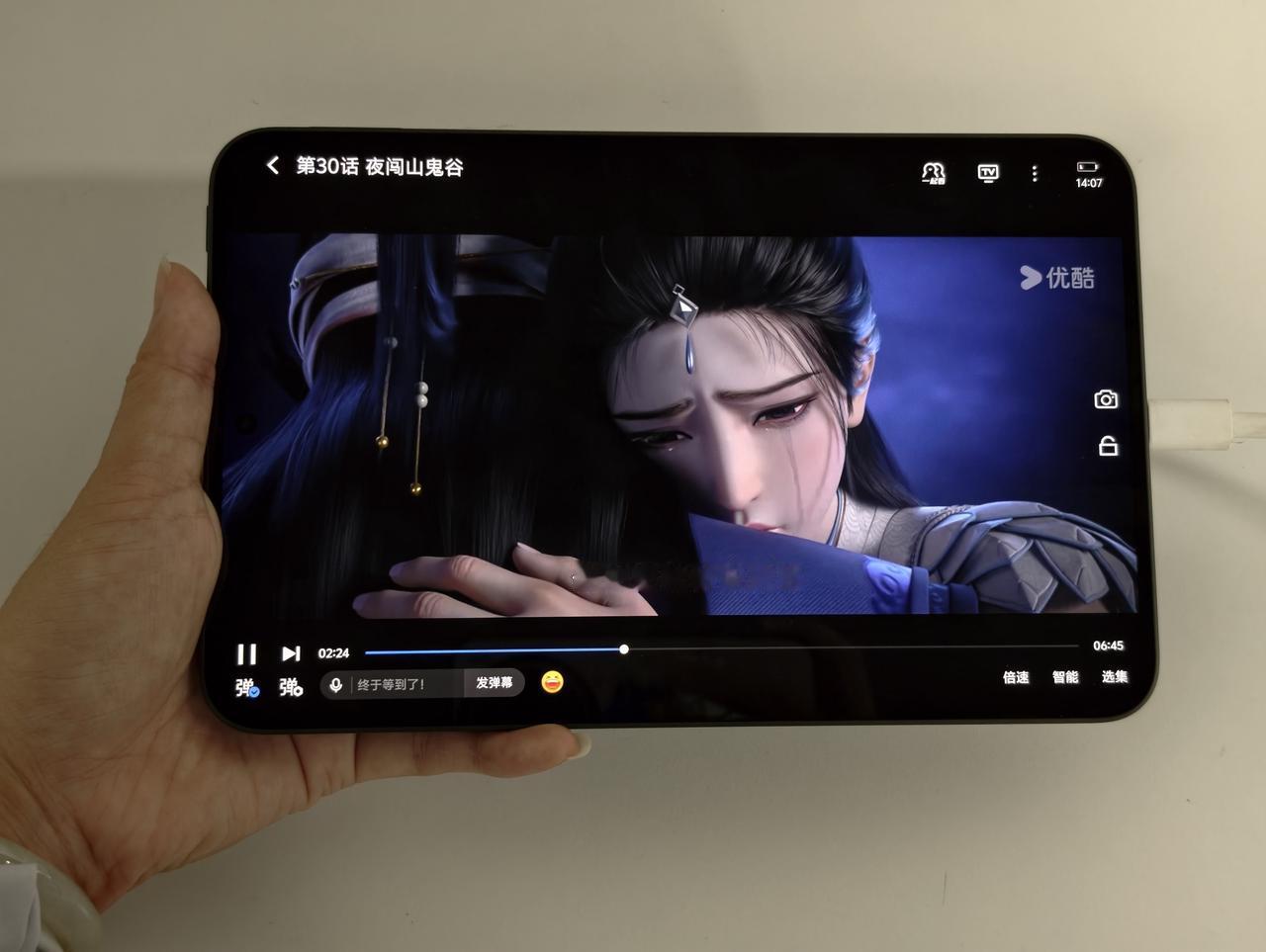 蓝厂的原子放映厅很好用，手机看到一半的剧集会同步在平板上，点开无缝流转，而且爱优