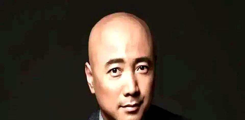 量身定制的男主被沈腾截胡，所有人都等着看徐峥拍桌子翻脸。

结果徐峥转头就掏钱包