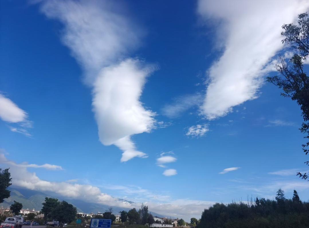 云的一生，是水的旅程，是光的游戏，是风的形状，更是每个仰望者心中，那片永不重复的