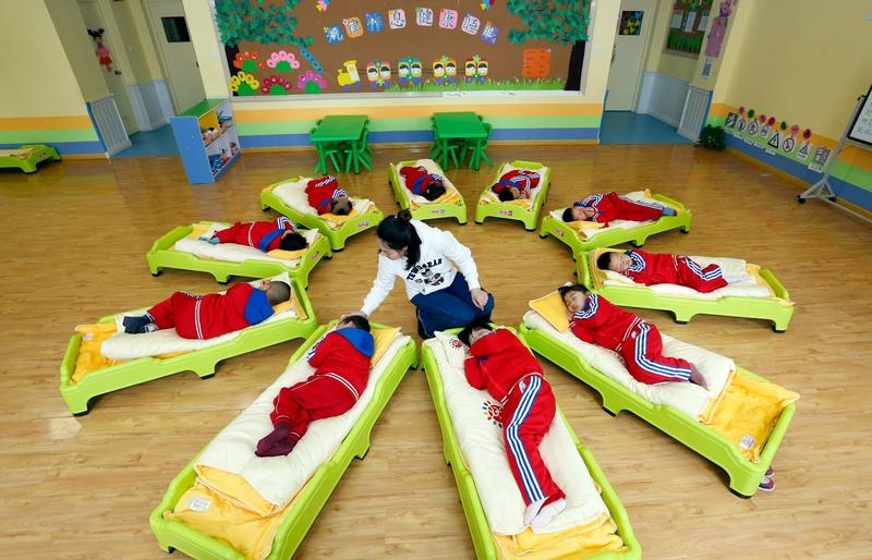 娃娃晚上精力旺盛不爱睡觉怎么办? 娃娃晚上精力旺盛不爱睡觉可太让人头疼了。我家孩