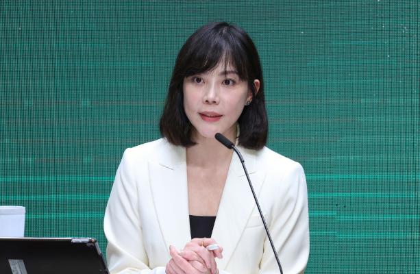 台“行政院”发表声明！4月16日，针对大陆再次呼吁台方尽快全面恢复两岸客运直航。