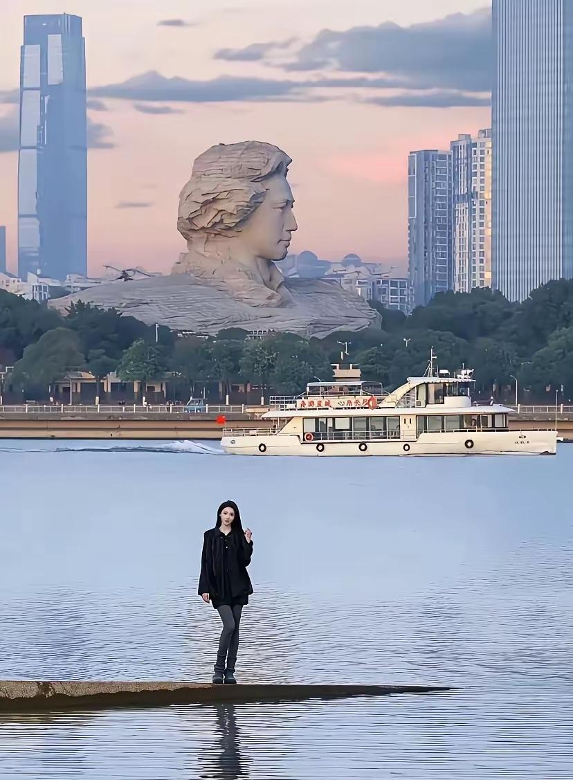 大家一定要仔细看一下这张照片，这个女孩选取拍照的这个地点和角度是非常的专业，是我