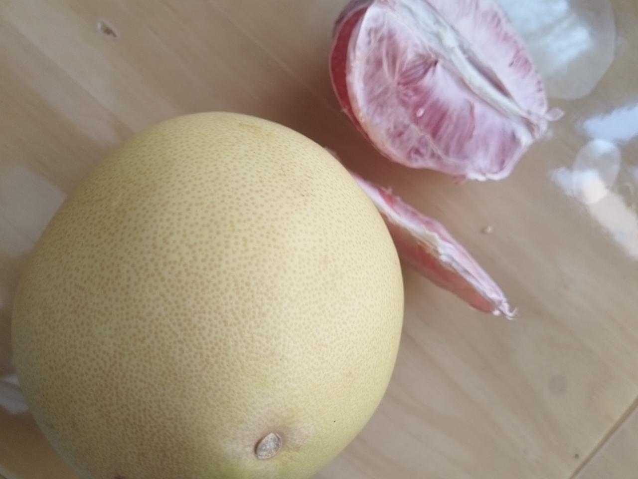 今年家乡的柚子特好吃，尤其是这红肉柚。
汁水饱满而香甜。
不像去年的柚子，肉柴而