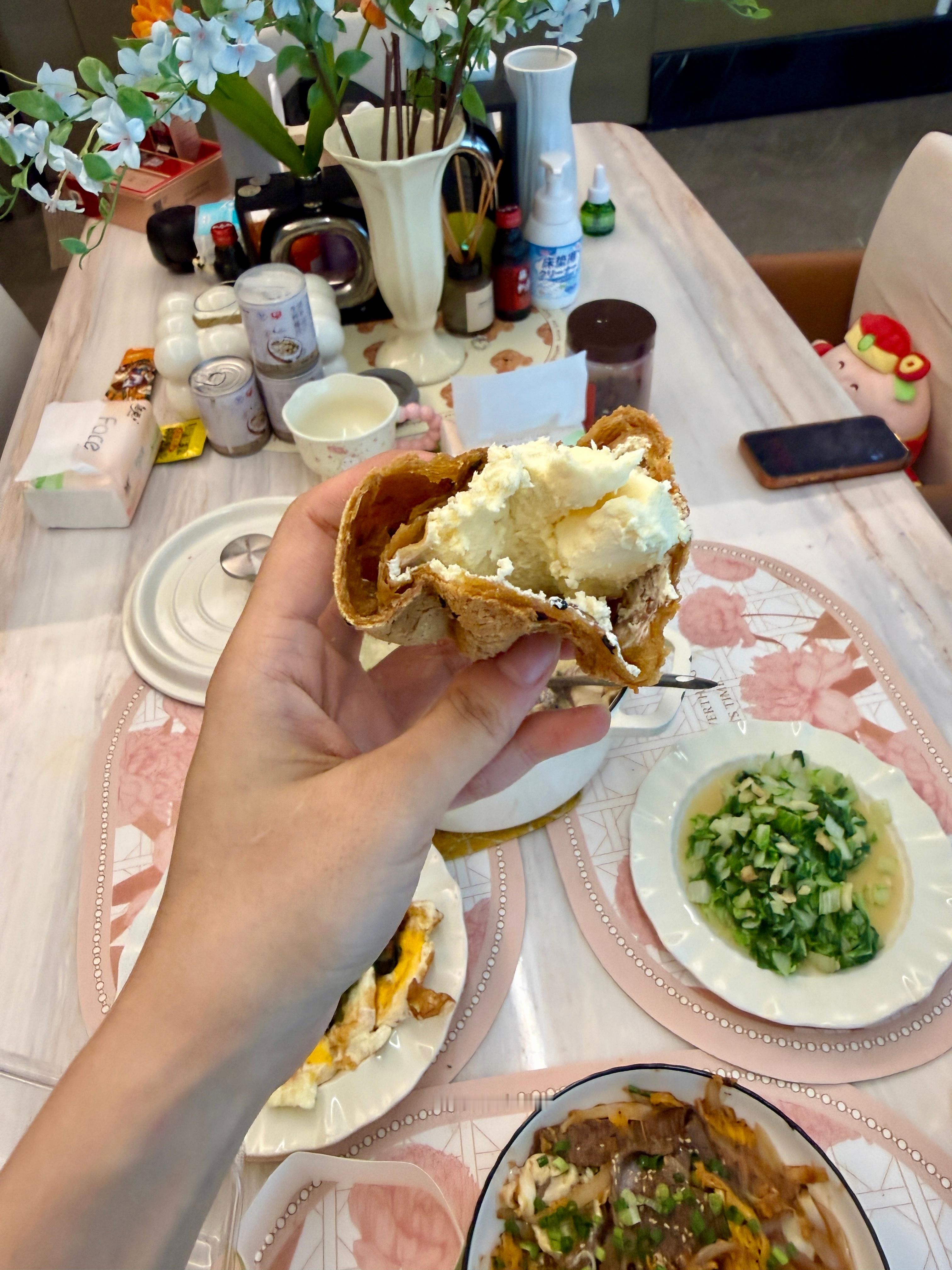 小象超市这个麻薯冰面包也很好吃，我是买菜，三元换购的，太好吃了，里面是冰激凌。 