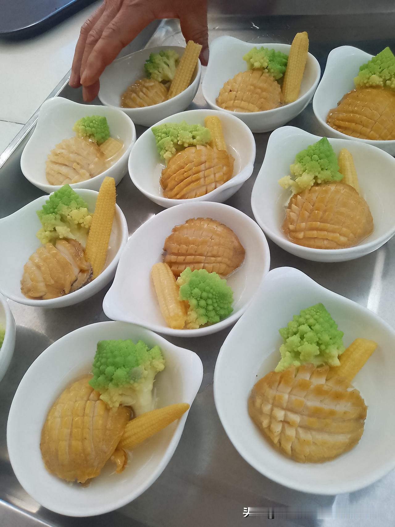 分享一张最近随手拍的照片看图片只认识鲍鱼、宝塔菜和杏鲍菇做的仿真玉米。谁知道这道