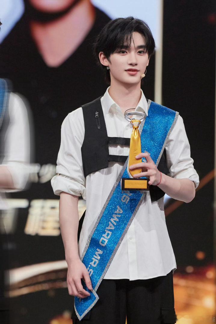 丁程鑫耍帅只需要一秒小丁一个飞身过杆，动作丝滑一气呵成，这个丁程鑫耍帅只需要一秒