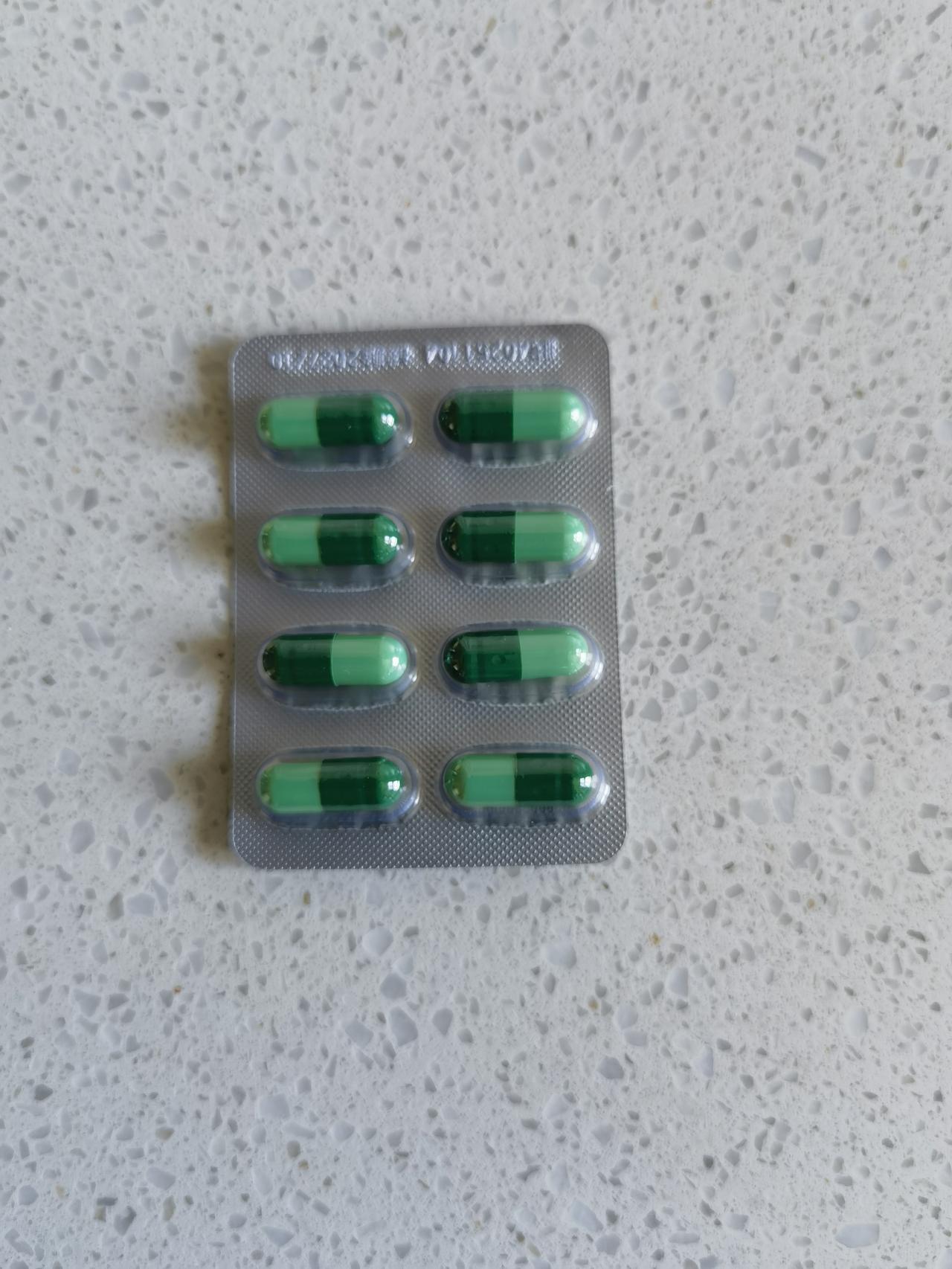 就是这个药，通辽人叫感冒胶囊，药的包装上写的是氨咖黄敏胶囊。散装的，没有精美的纸