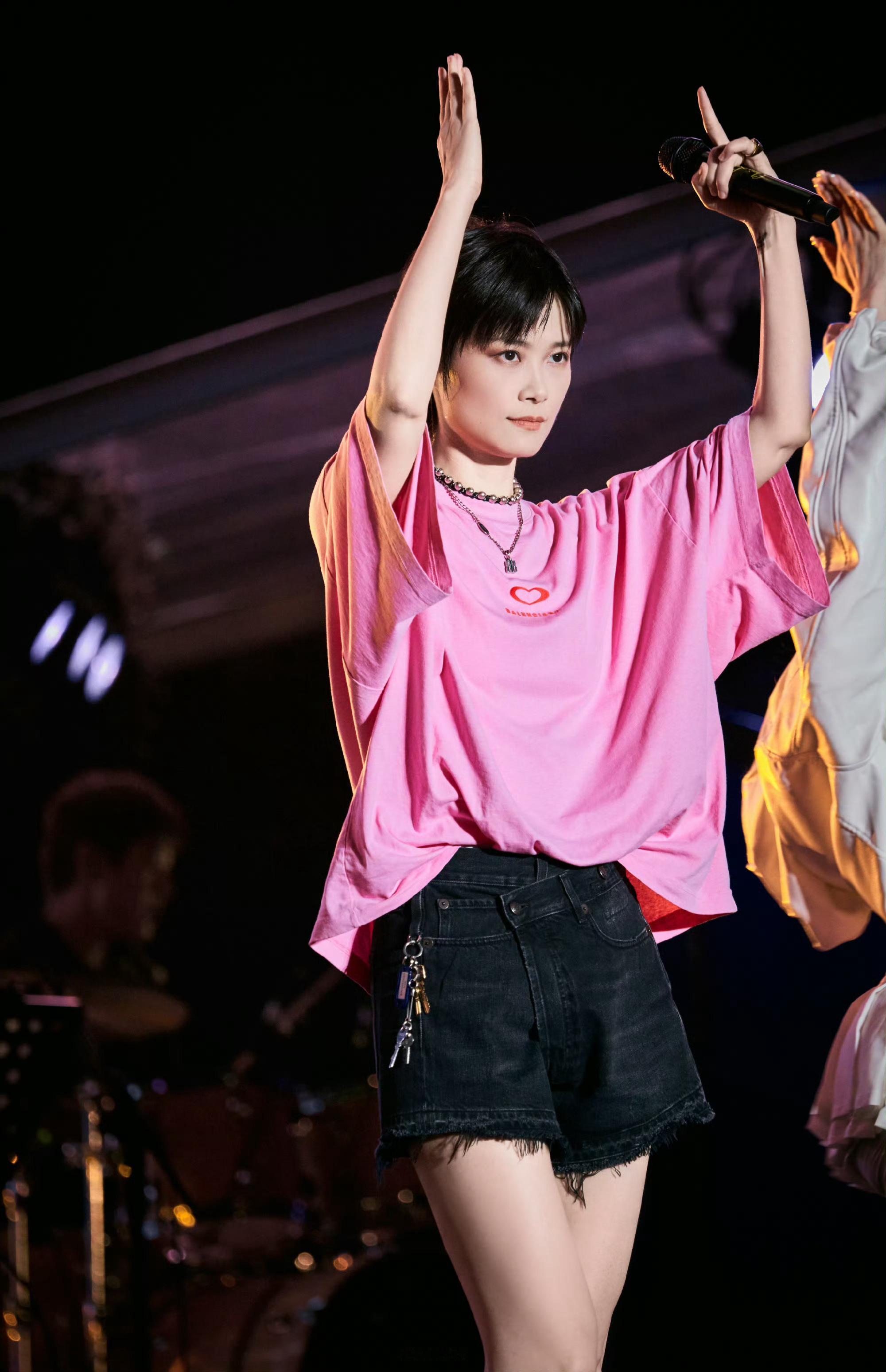 李宇春穿搭 小区门禁卡 李宇春站在那里就是时尚，粉色衣服也是酷飒表情，没注意到腰