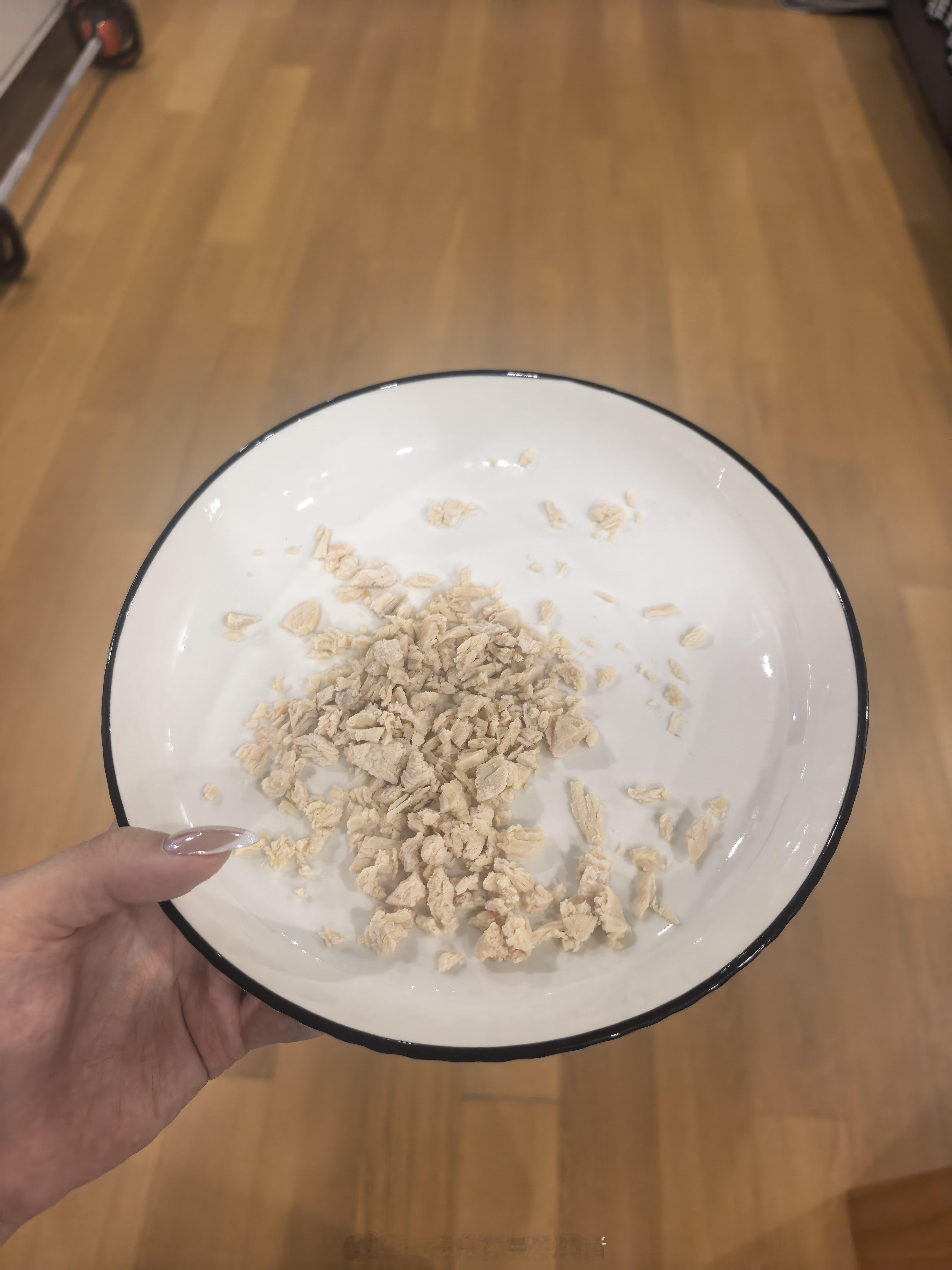 热好鸡胸肉放在高处晾凉的功夫 咪已自行跳上吧台吃自助 因为此盘子是人用的 我下意