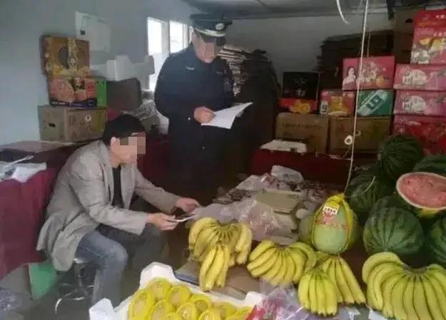 “我就是卖了香蕉，还倒赔了55000元。”河南一男子经营着一家小超市，这可是他全