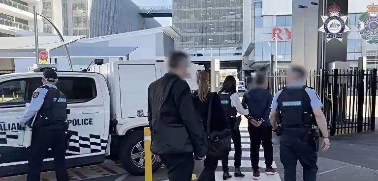 一袋看似普通的茶叶，夹层里却塞着2万澳元现金；一次自以为隐蔽的商务送礼，最后变成