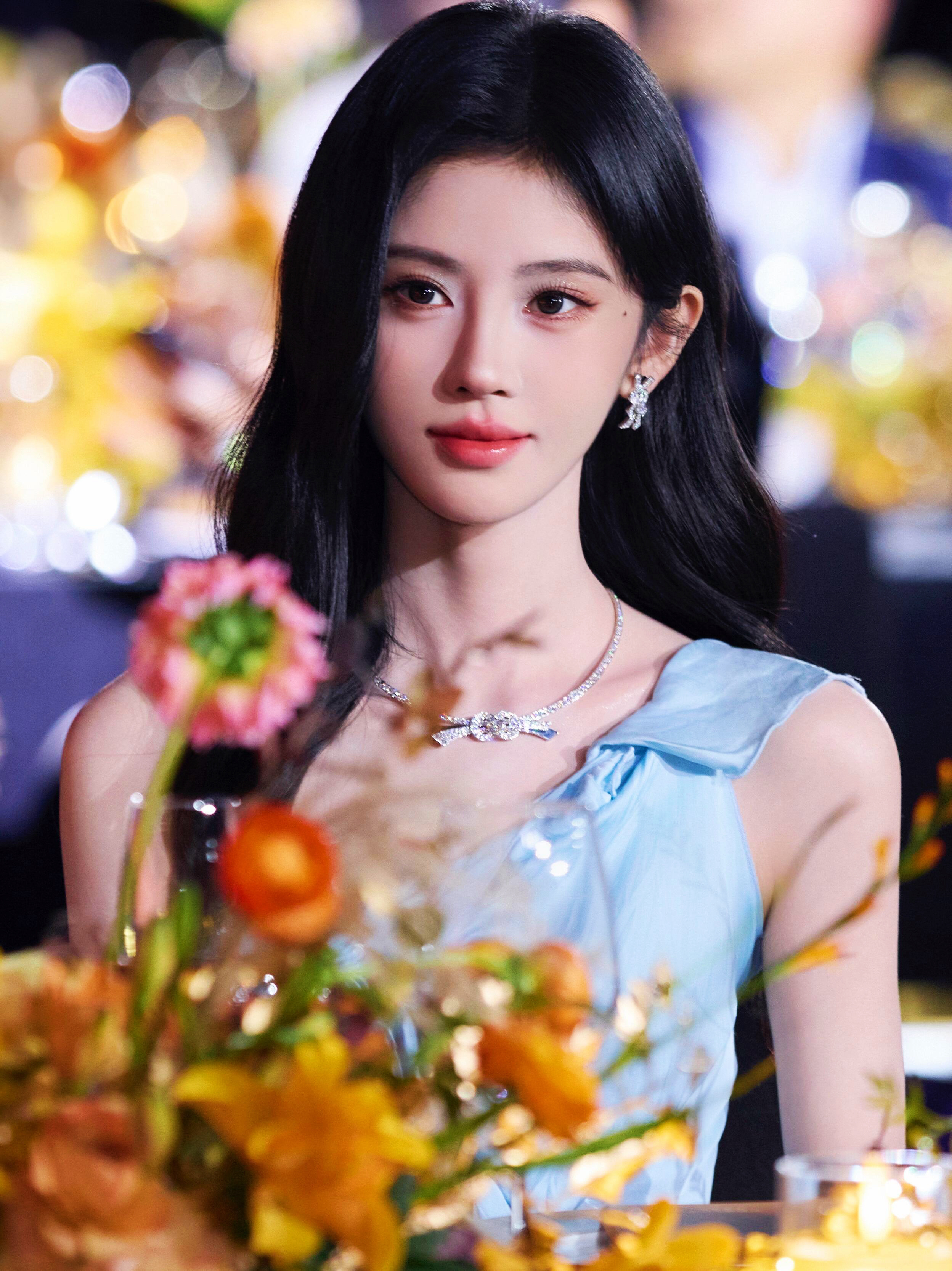 鞠婧祎迅猛龙合照鞠婧祎的美貌可以用震撼来形容，不被定义，这几次的活动真的鲨疯了，