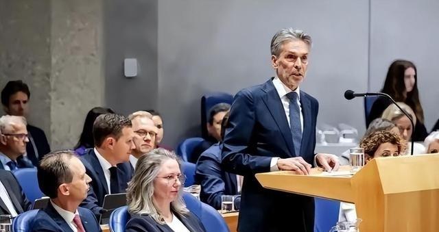 一记响亮的耳光！中方正式官宣，彻底切断与荷兰的晶圆合作。这下，荷兰人想后悔都来不