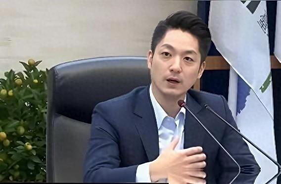 蒋万安宣布暂停竞选活动，现身场合却遭小绿闹场！就在10月22日，由于台风蔷琵即将