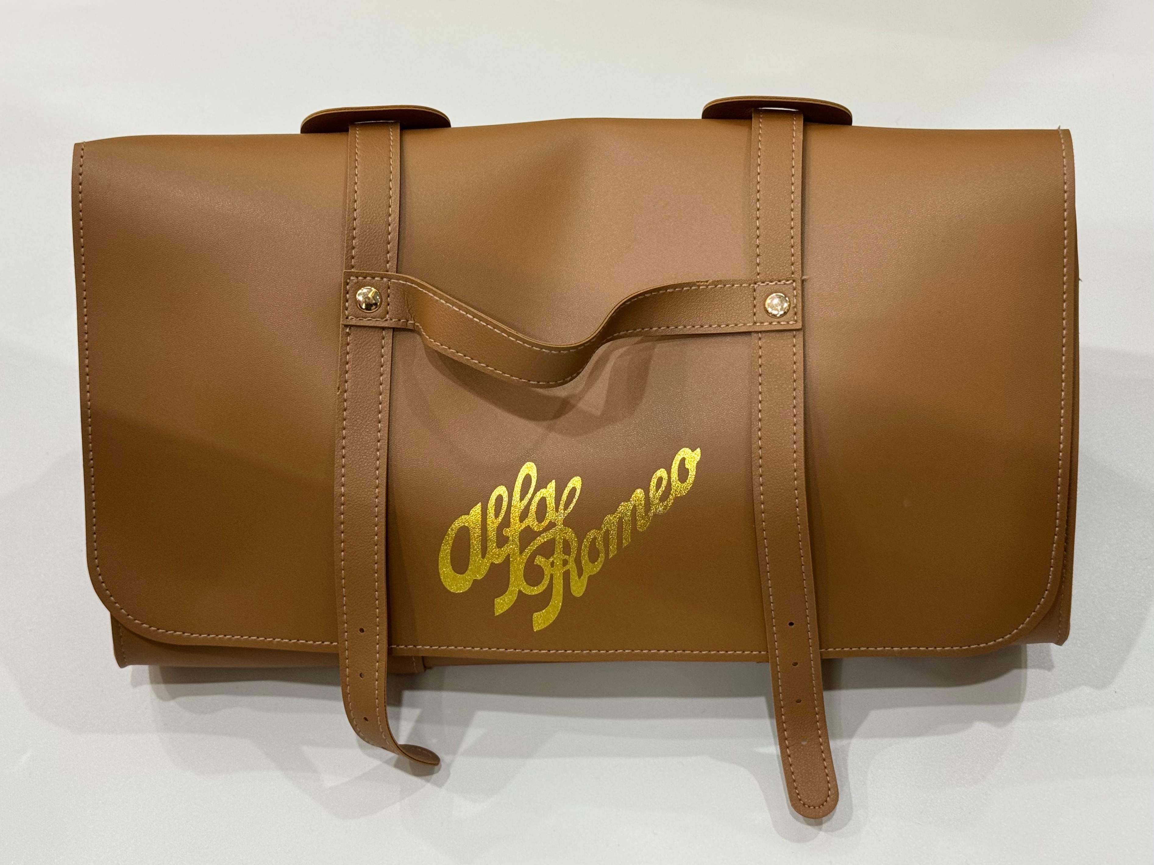 每周【铁粉抽奖】，这周为铁粉们准备的是：阿尔法·罗密欧 中号手提包转评赞就能参与