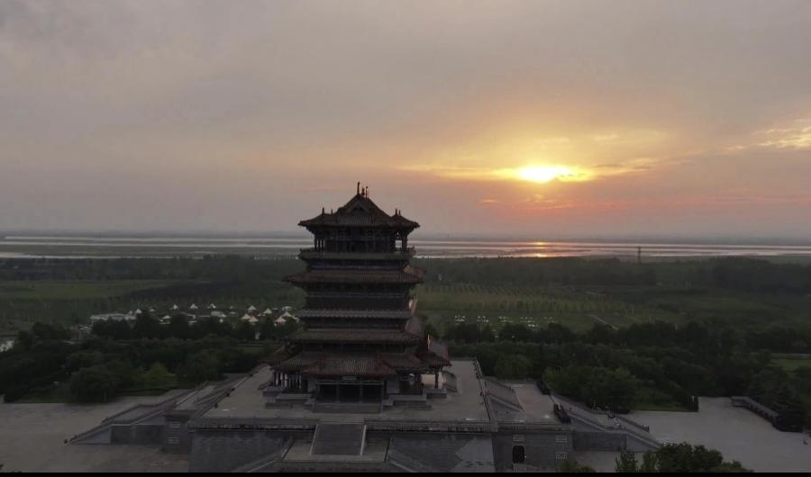 登临蒲州鹳雀楼，方知之涣瞎胡诌。白日何处依山尽？怎见黄河入海流？