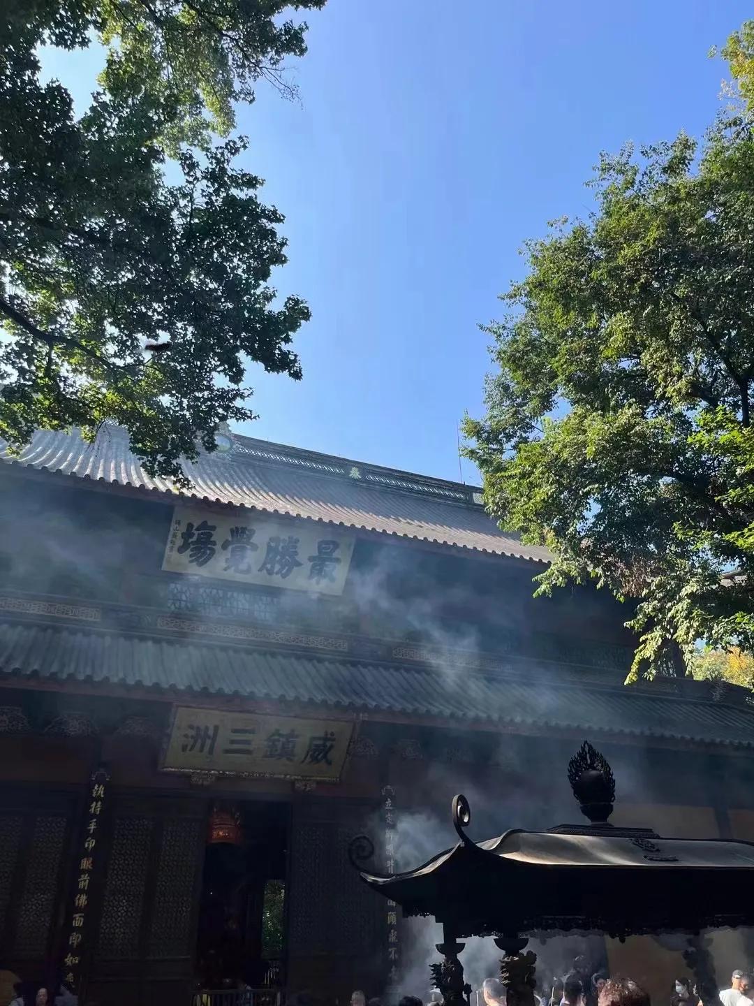 小区保安62岁，
去年查出癌症晚期。
女儿带他去了一趟上海大医院后，一听治疗费要