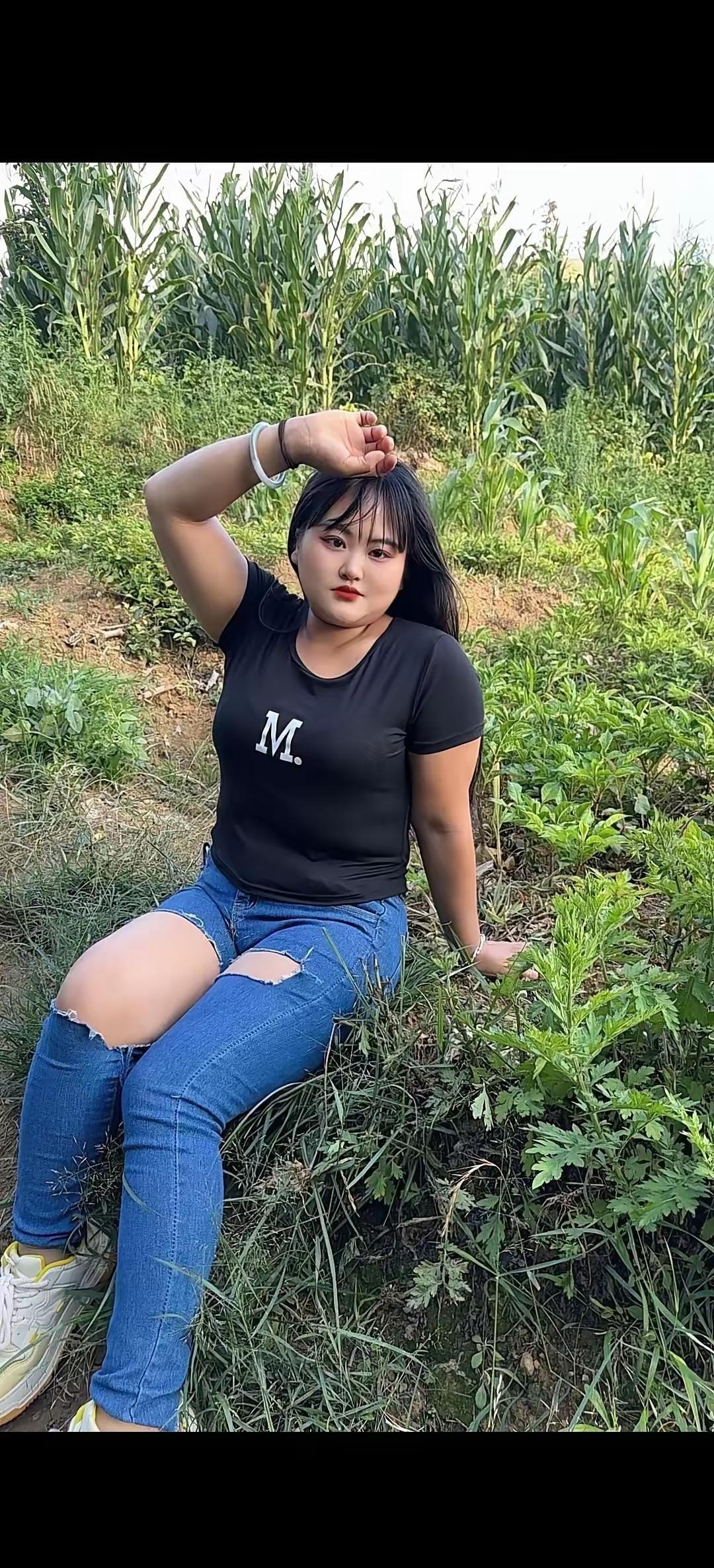 烈日照当头，
独自户外游。
小憩拍玉照，
靓丽心中留。