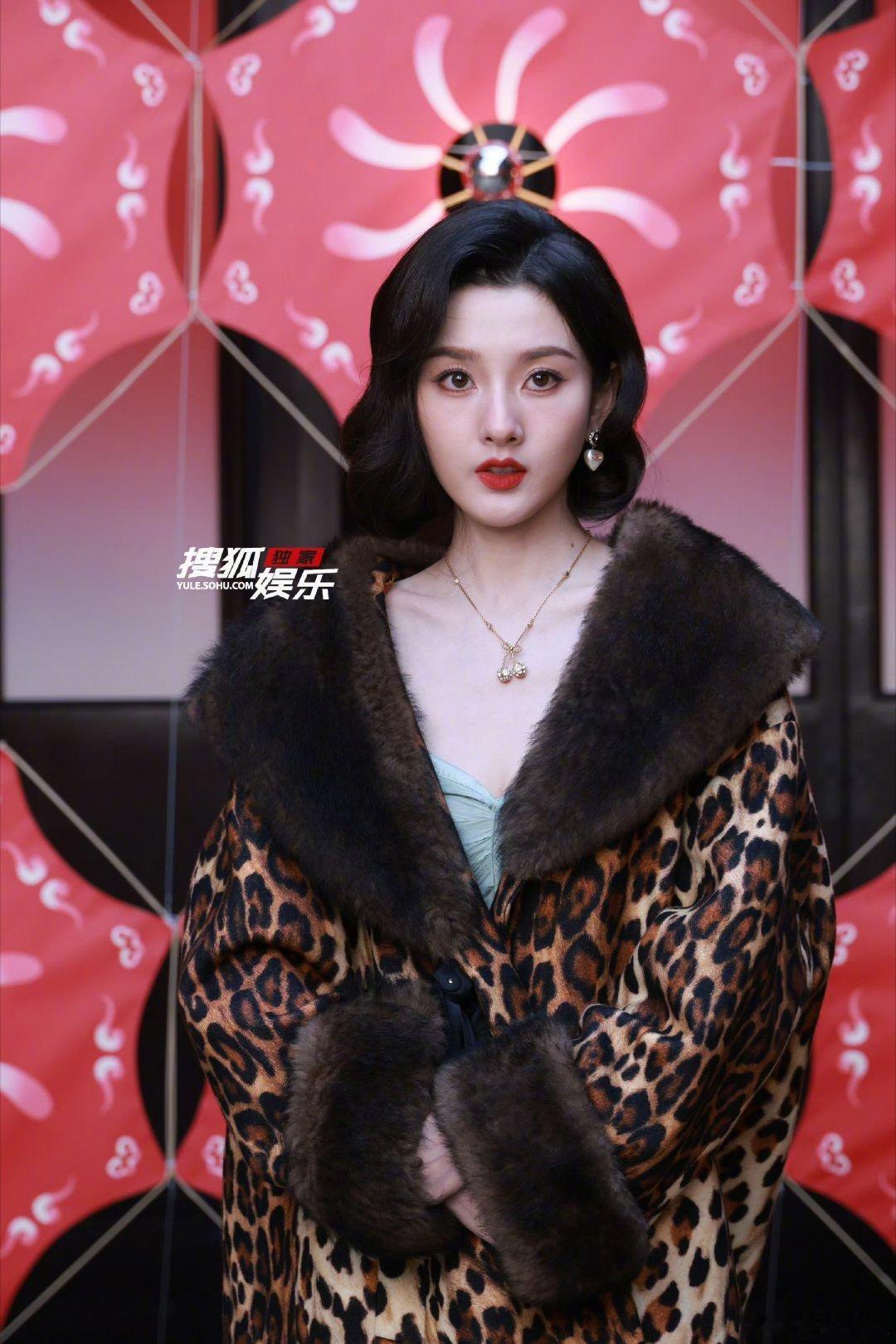 杨紫宋祖儿亮相品牌新春活动今天杨紫宋祖儿等人亮相华伦天奴品牌新春活动，杨紫身着红