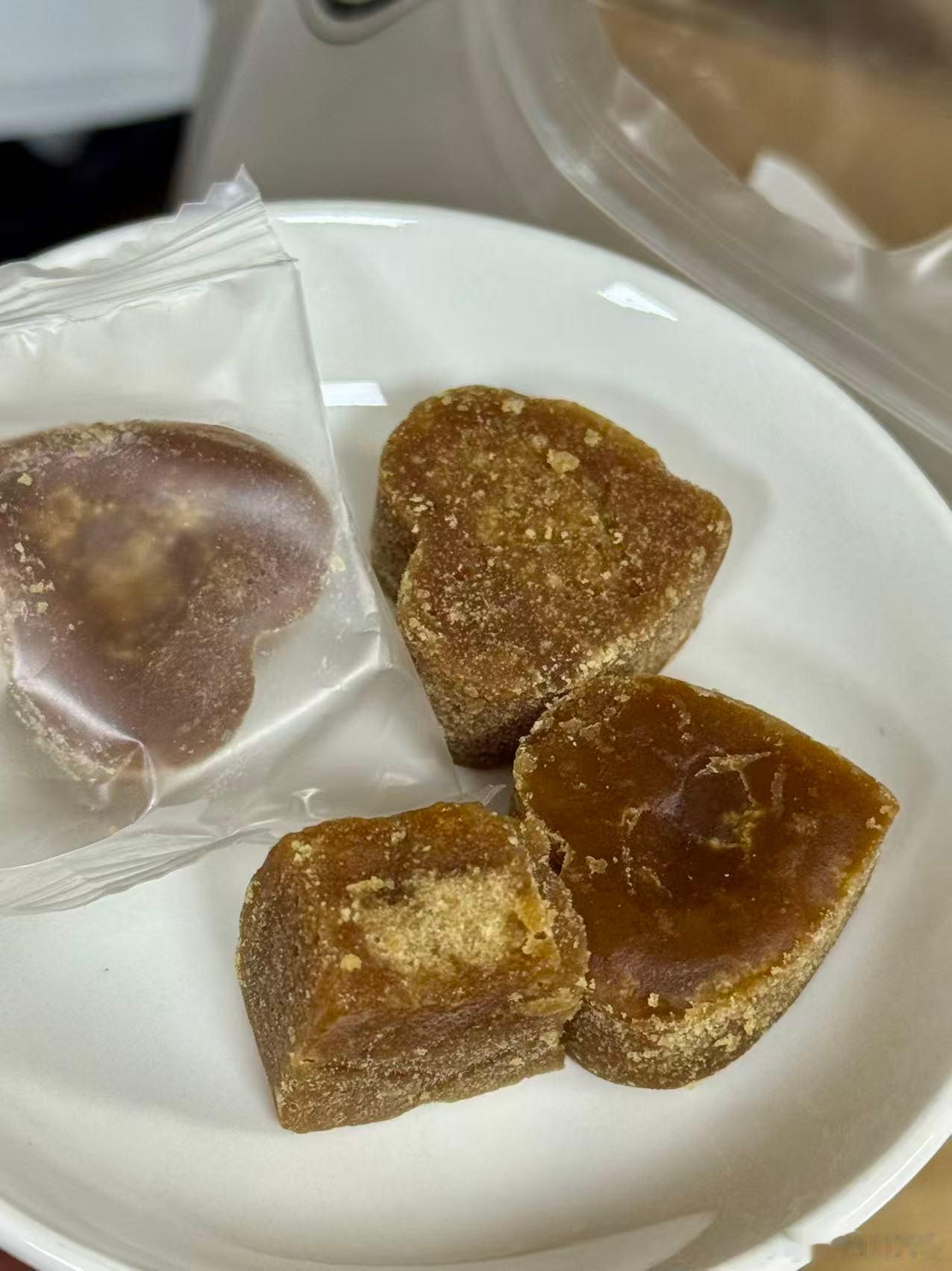 今日试样之米易古法红糖，纯甘蔗纯手工熬制，一开袋就很香，吃起来沙沙的感觉，淡淡的