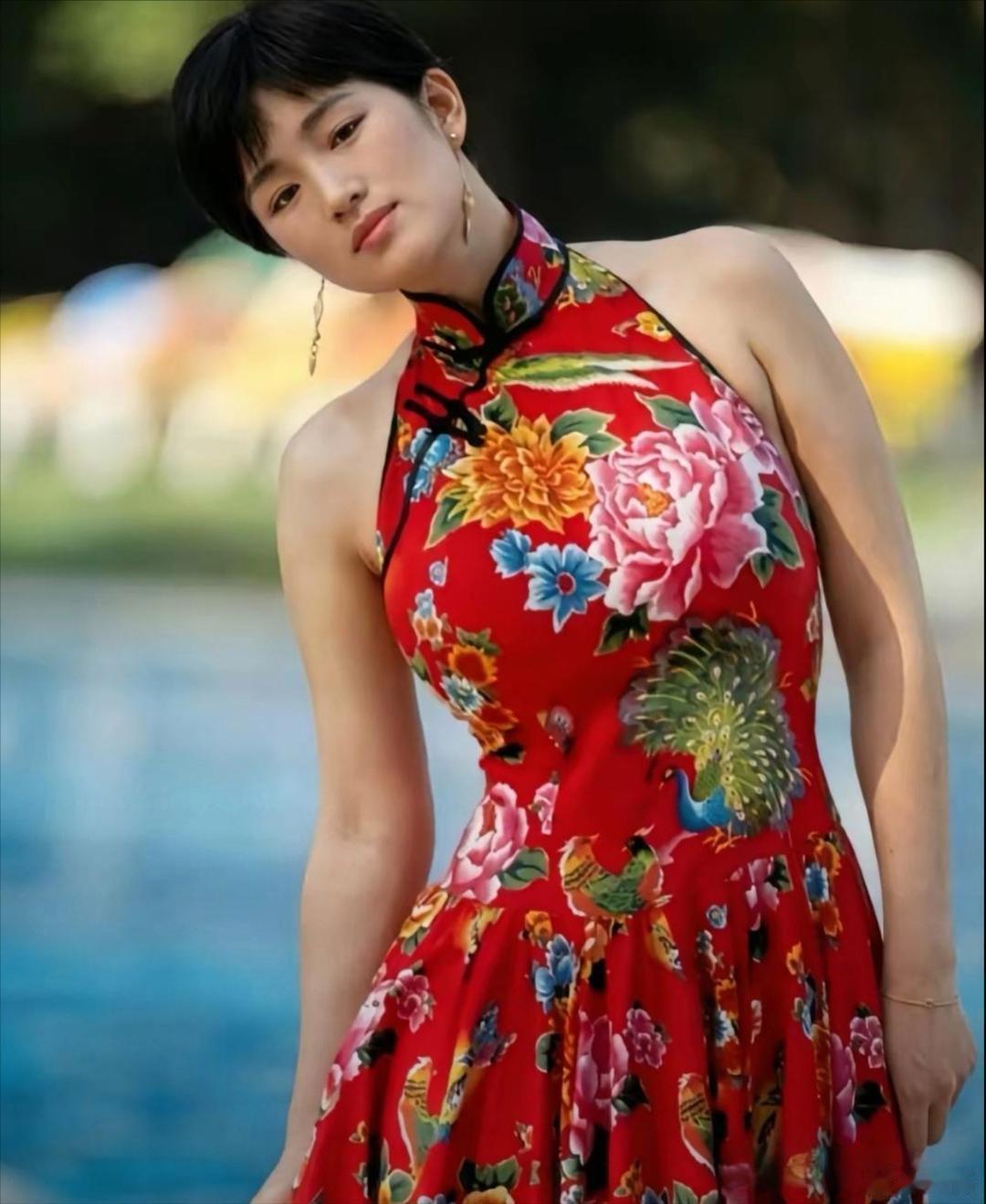 这套大花裙子也只能巩俐驾驭了吗，你觉得她的气质可以驾驭吗？