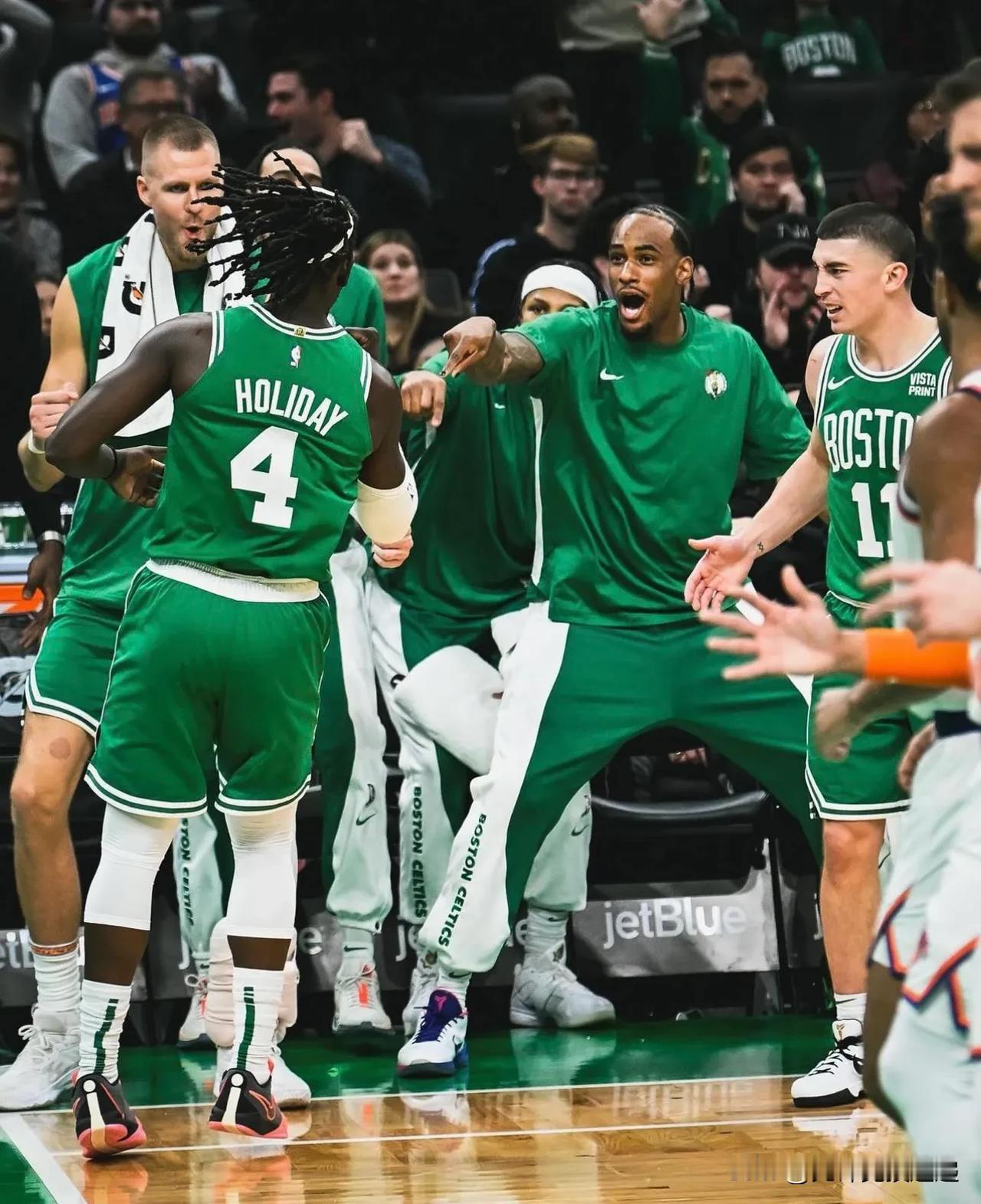 朱·霍勒迪2021/22赛季：
▫️交易至雄鹿队
▫️签署了一份为期 4 年、价