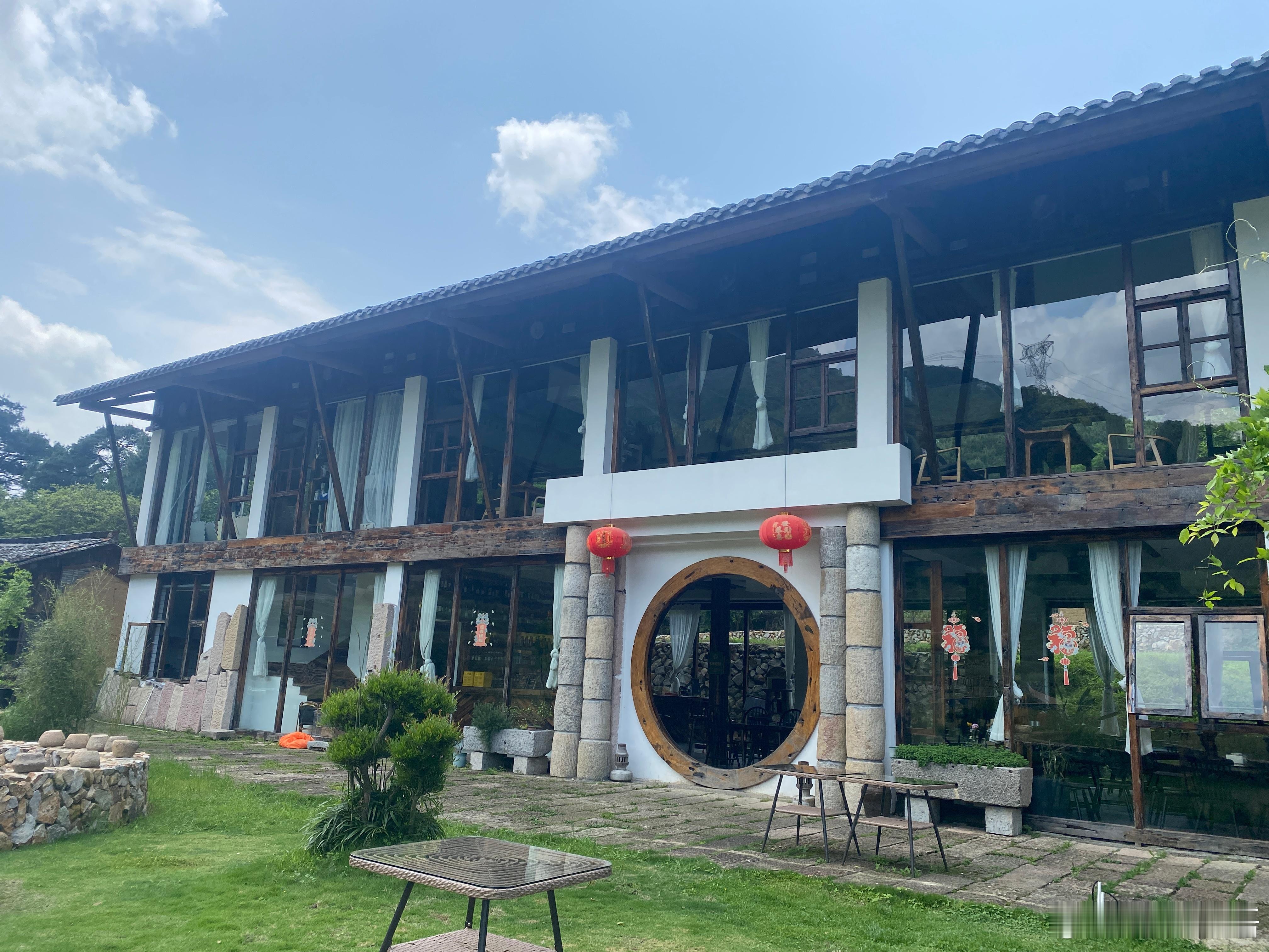 【玫瑰之约】今日下乡赤石，打卡玫瑰花海。姹紫嫣红都开遍，莫负人间四月天，这大概就