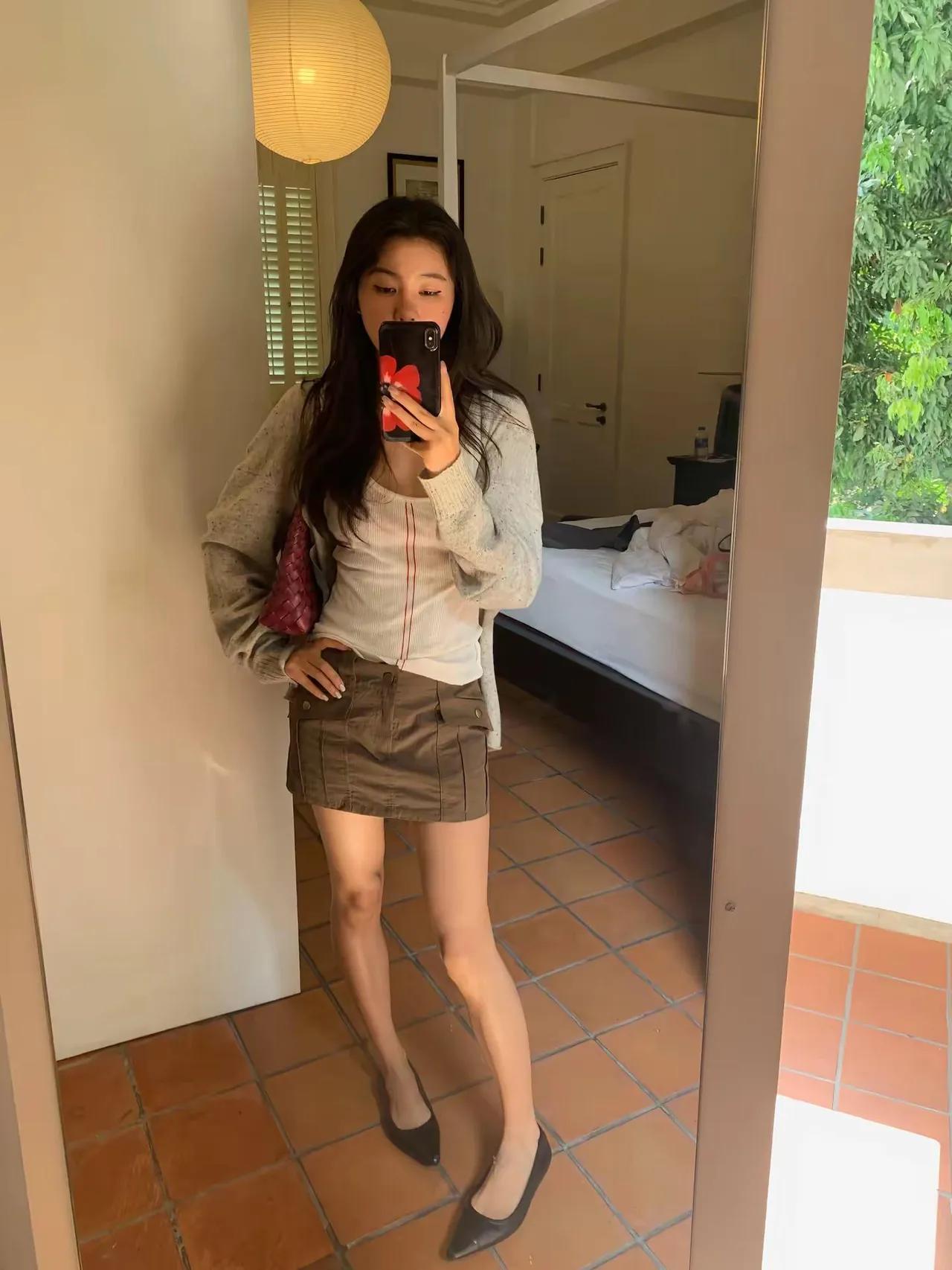 对镜帖花黄，出门看火伴，火伴皆惊忙：同行十二年，不知木兰是女郎