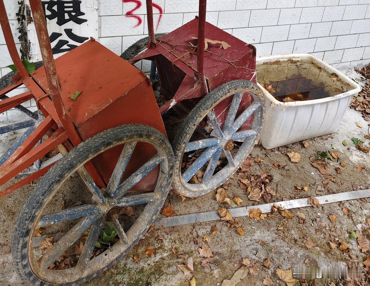 项目停止运转后，人心涣散、民工信任流失、材料机械会无比紧张地盯着讨钱。
会给阅历