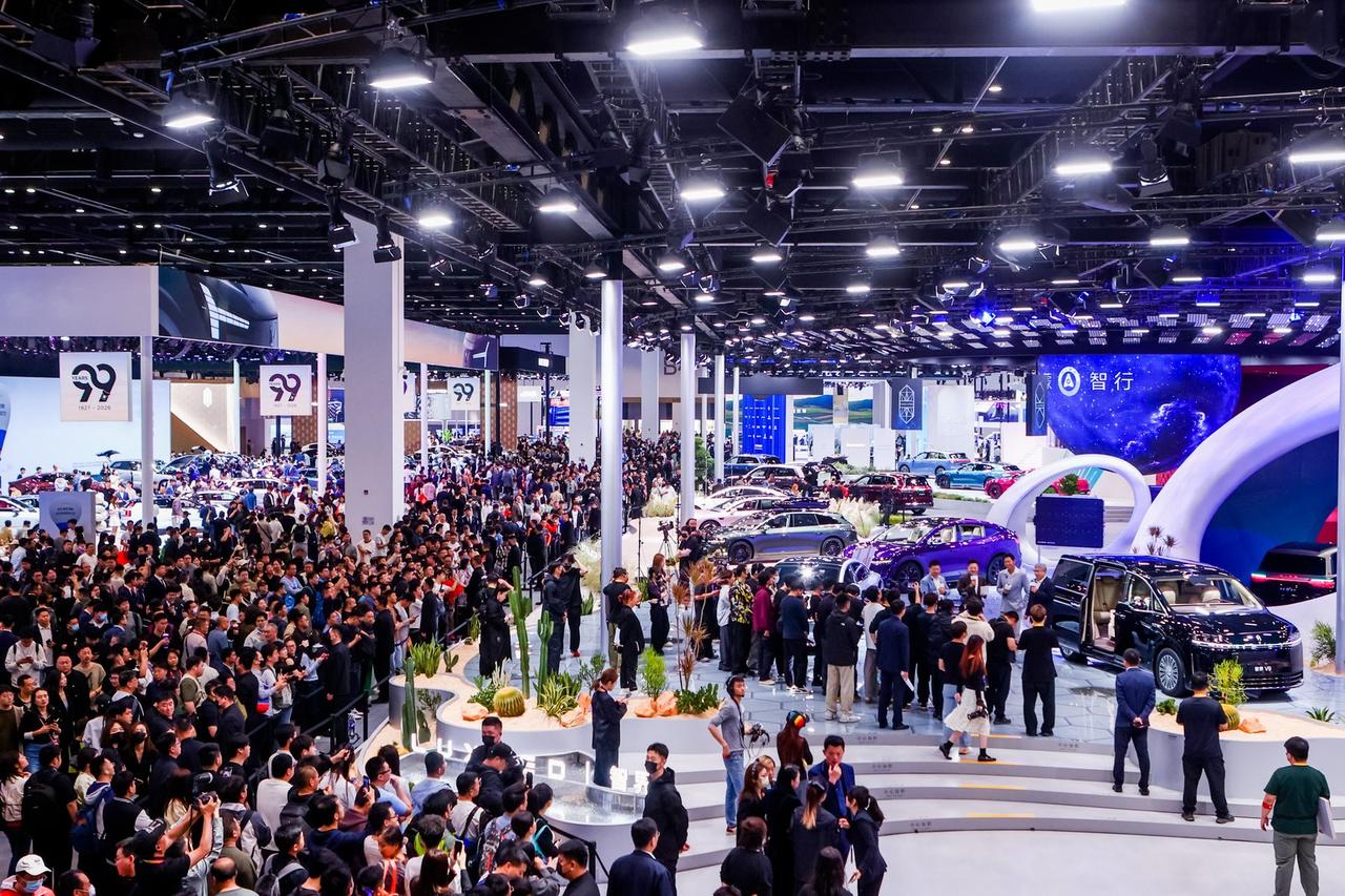 鸿蒙智行会客厅成车展打卡点，品牌亲和力拉满
2026北京车展，鸿蒙智行展台除了五