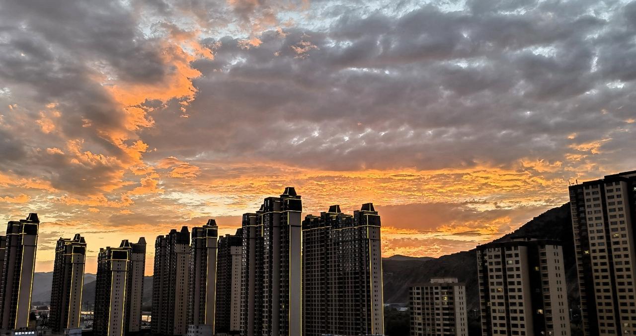 城市天际线被夕阳染成金色。