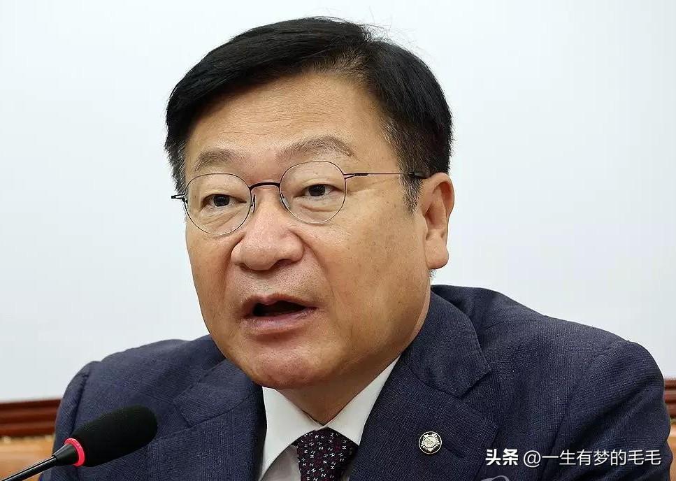 15日，韩国最大在野党国民力量党院内代表郑点植公布了院内副代表团人事安排，任命金